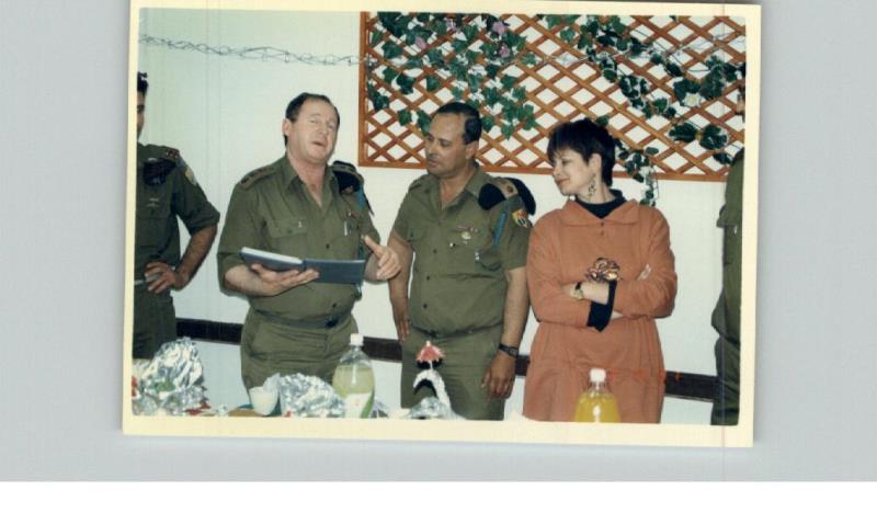 תמונה של הפנימייה הצבאית - פרידה מאשר מפקד הפנימייה בשנת 1992